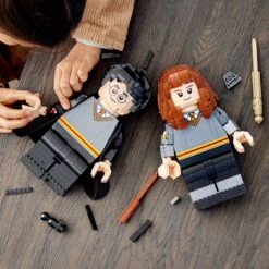 Warner Bros Harry Potter & Hermione Granger LEGO -Warner Bros 76393 lifestyle build crop