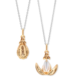 Warner Bros Charmed Aroma Golden Egg Candle 5 Warner Bros Charmed Aroma Golden Egg Candle -Warner Bros CA 1800x1899 GoldenEggNecklace