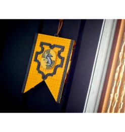 Warner Bros Hufflepuff House Banner LEGO -Warner Bros Huff House Banner LEGO7