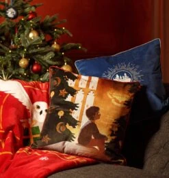 Warner Bros Harry Potter Christmas Cushion Cover -Warner Bros XMAS23 Lifestyle HarryPillow2