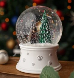 Warner Bros Hagrid Christmas Snow Globe -Warner Bros XMAS23 Lifestyle Snowglobe2